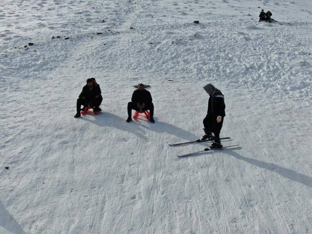 Karacadağ eteklerinde şalvarlı ve fistanlı kayak keyfi 2