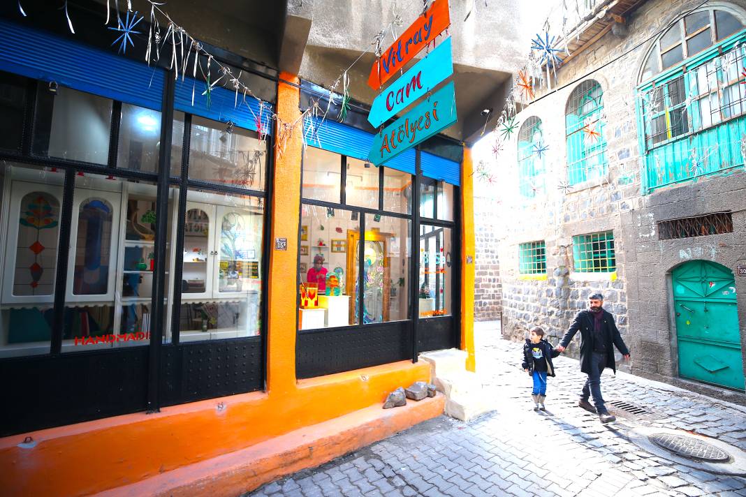 Diyarbakır’daki yapılar kadın vitraycıyla renkleniyor 4