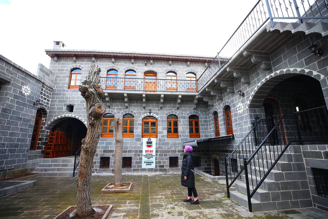 Diyarbakır’daki yapılar kadın vitraycıyla renkleniyor 1