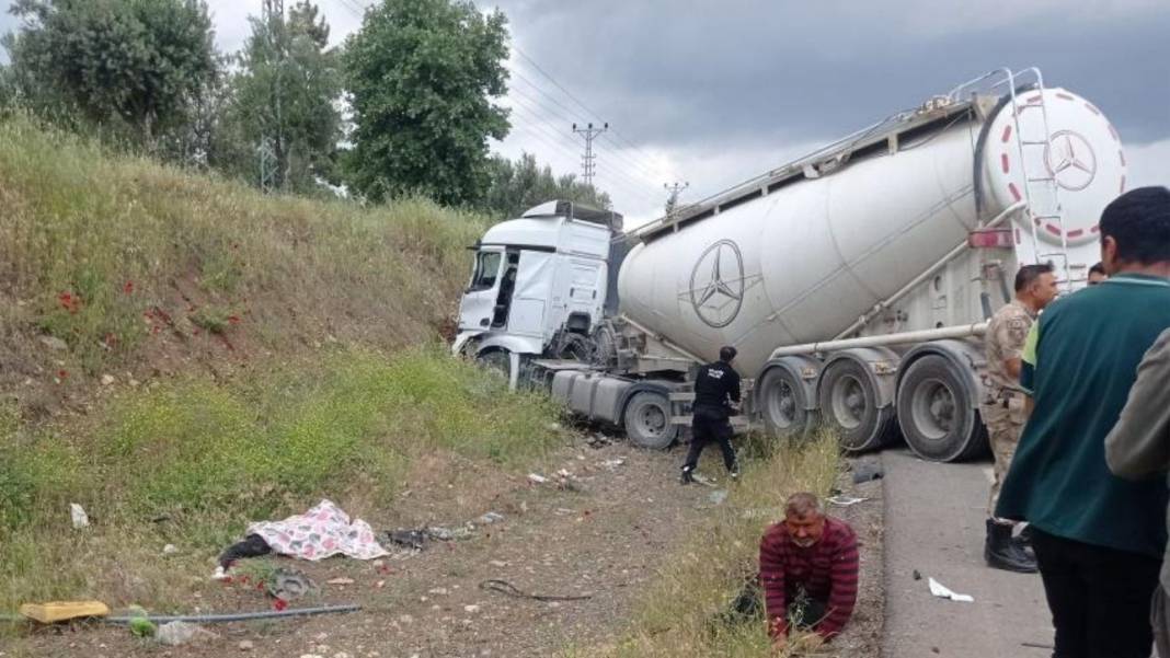 Katliam gibi kaza: 8 ölü, 11 yaralı 2