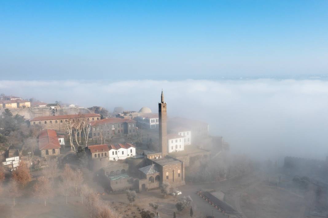Sis denizinde kaybolan Diyarbakır'da, minareler görsel şölen sundu 4