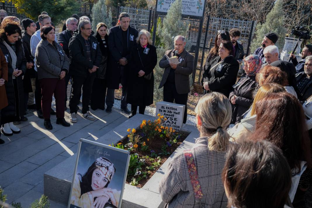 Ayşe Şan Diyarbakır'daki mezarı başında anıldı; Oğlundan duygulandıran konuşma 1