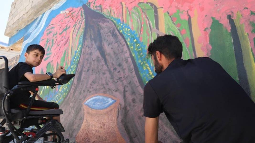 Diyarbakırlı Zeynel’in yürüyemediği yolları babası duvara çizdi 4
