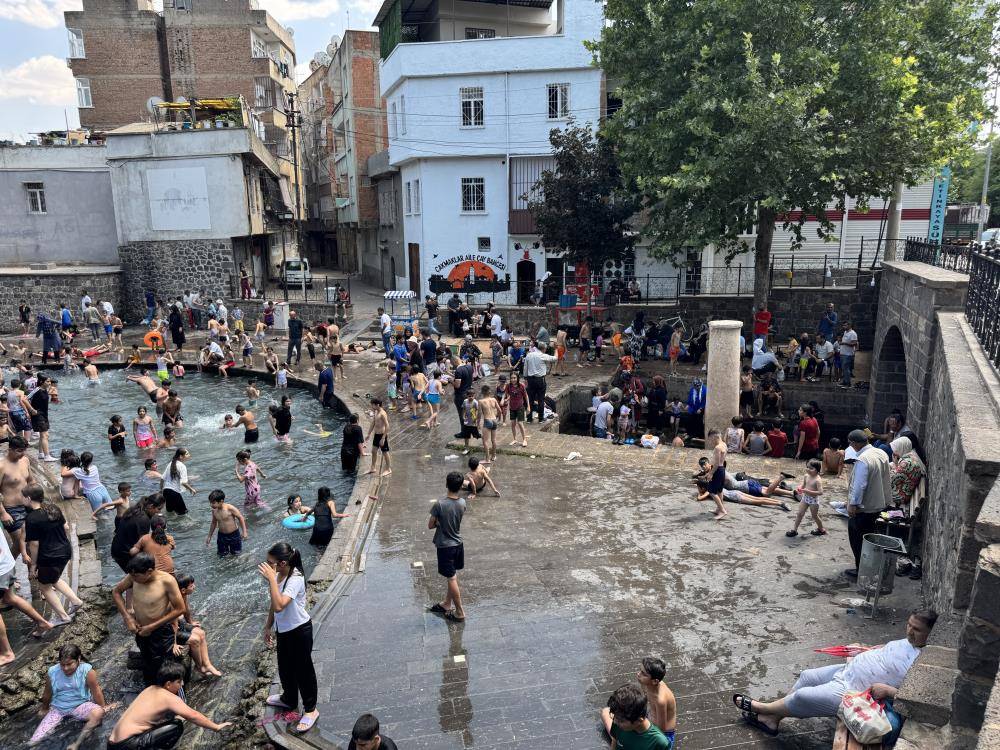 Yer Diyarbakır, Sıcaklık 40 derece; Anzele’de mahşeri kalabalık 1