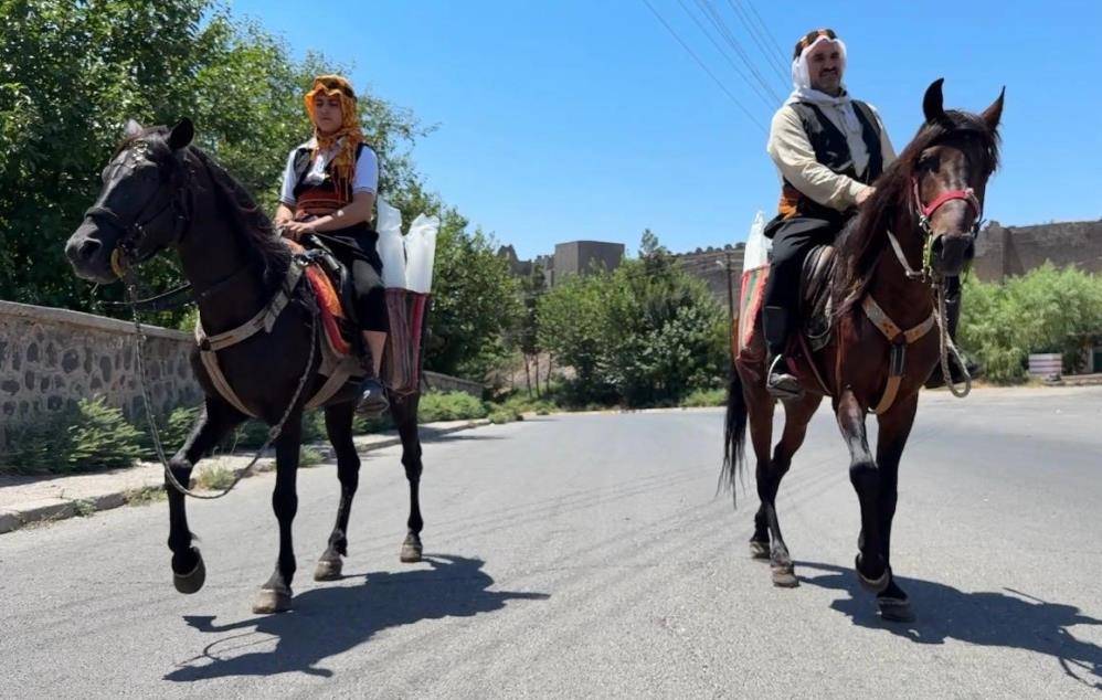 Diyarbakır’da 40 derece sıcakta at sırtında zamana karşı yarış 2