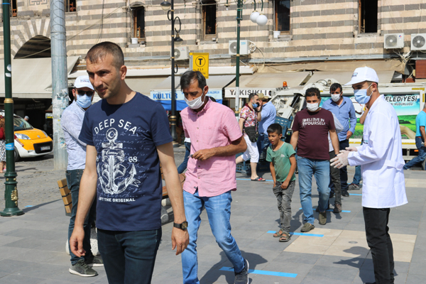 Diyarbakır’da ücretsiz maske dağıtımı