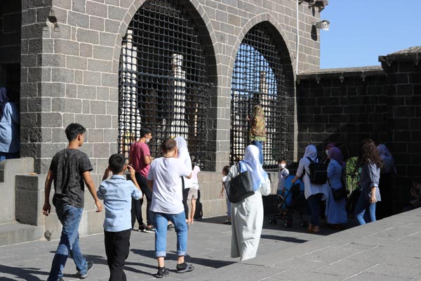 Diyarbakır’da tarihi mekanlarda yerli turist yoğunluğu