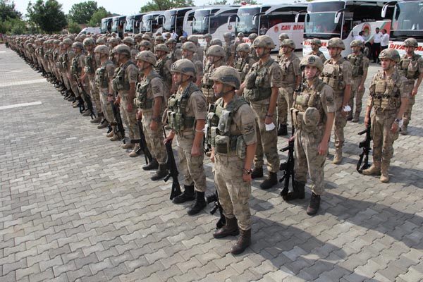 Diyarbakır'dan 268 asker Resulayn'a gitti