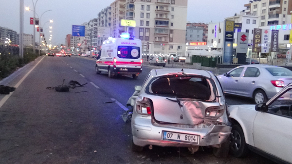 Kadın sürücü başka araç tarafından sıkıştırıldı: 2 yaralı