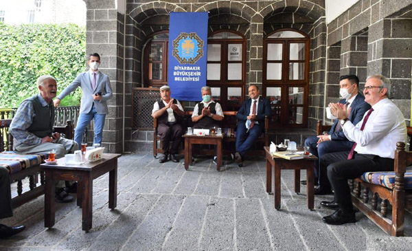 Vali Karaloğlu, Dengbej Evinde Kürtçe kaside dinledi