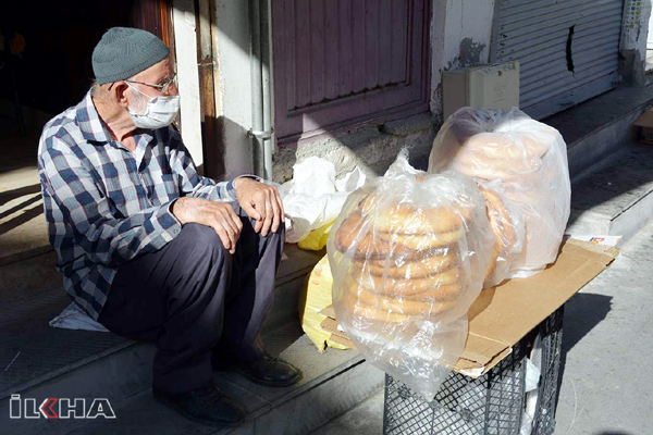 VİDEO HABER - Tandır ekmeği satarak geçimini sağlıyor