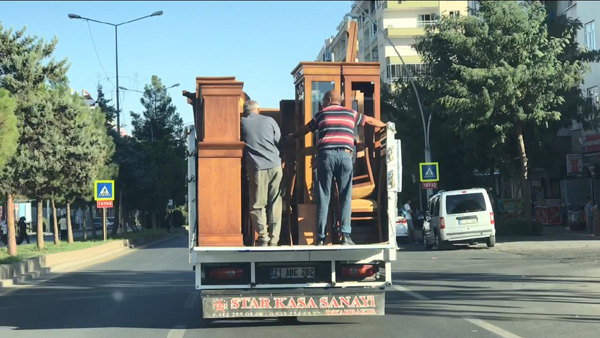 VİDEO HABER - Kamyonet kasasında tehlikeli yolculuk kamerada