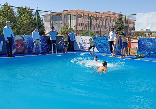 Dicle'de yapımı tamamlanan portatif yüzme havuzu hizmete girdi