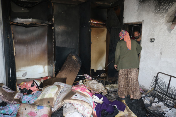 Evleri yanan aileye yardımseverler sahip çıktı
