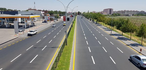 Asfaltlanan yollar kurumadan yol çizgileri çiziliyor