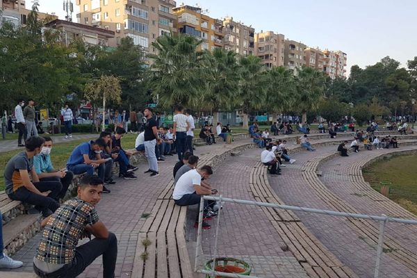 Koronavirüs tedbirlerini en çok gençler ihlal ediyor