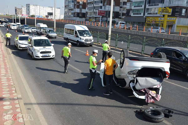 Kaldırıma çarpan otomobil devrildi