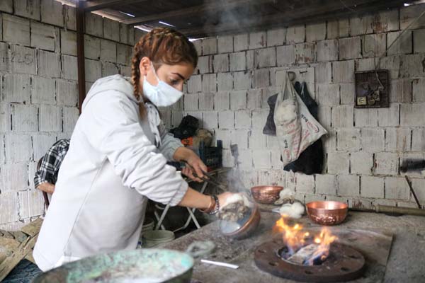 Türkiye’nin tek kadın kalaycısı Diyarbakır'da