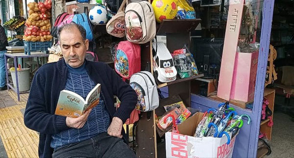 Yıllardır iş yerinde kitap okuyan esnaf öğrencilere örnek oluyor!