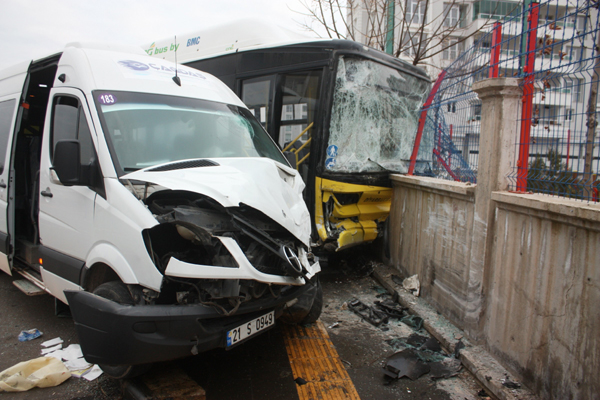 Video Haber: Otobüs ile servis minibüsü çarpıştı: 13 yaralı