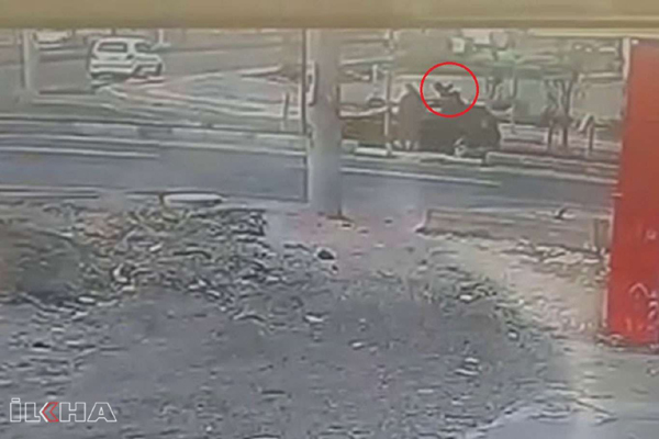 VİDEO HABER - Otomobilin çocuğa çarpma anı güvenlik kamerasında
