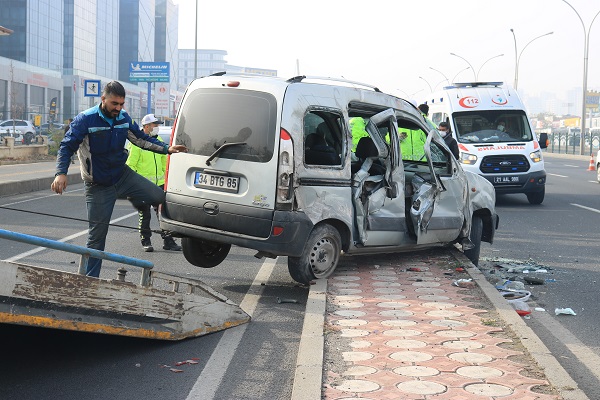 Bomboş yolda trafik kazası: 2 yaralı