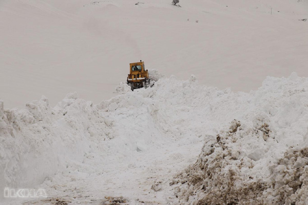 Video Haber: Köy yollarında yüksekliği 5 metreyi aşan karla mücadele