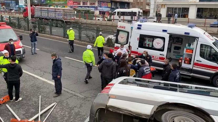 VİDEO HABER - Diyarbakır'da yolcu minibüsü devrildi: 1'i ağır, 7 yaralı