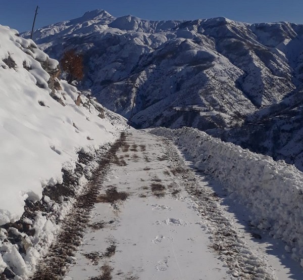 Büyükşehir kardan kapanan yolları ulaşıma açtı