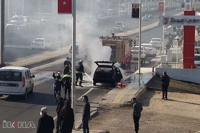 VİDEO HABER - Park halindeki otomobil alev aldı
