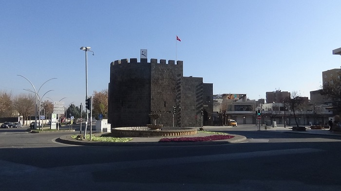 Diyarbakır'da cadde ve sokaklar boş kaldı