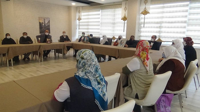 Aileler eylemini kaldıkları otelde devam ettiriyor