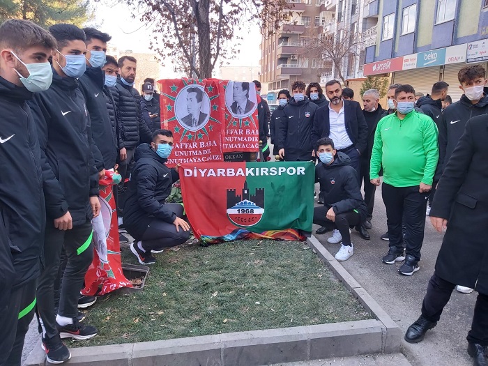 Diyarbekirspor’dan Ali Gaffar Okkan anıtına karanfil