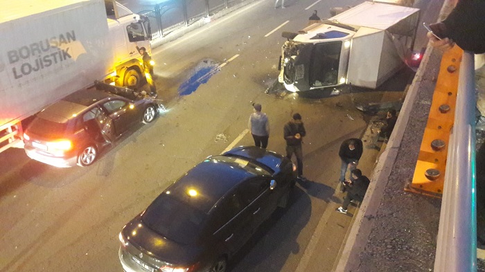 Kontrolden çıkan kamyonet yan yattı