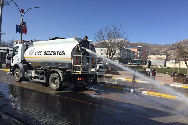 Lice Belediyesi yol temizleme çalışmalarına devam ediyor