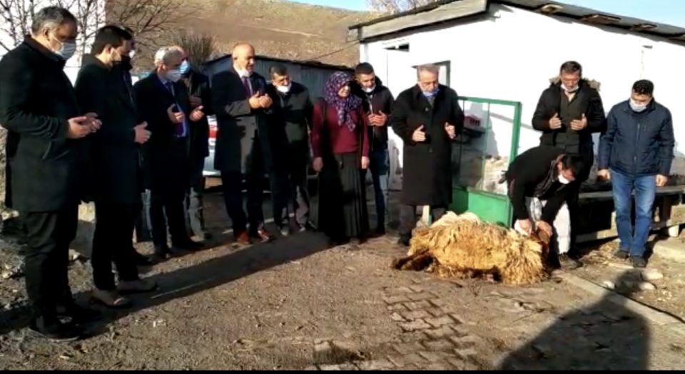 Ardahan'da eski Milletvekili Kaya'ya kurbanlı karşılama