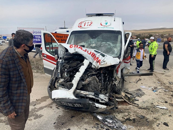 Yaralıları taşıyan ambulans, beton mikserine çaptı