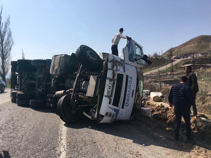 Motosiklet sürücüsüne çarpmamak için kaza yaptı