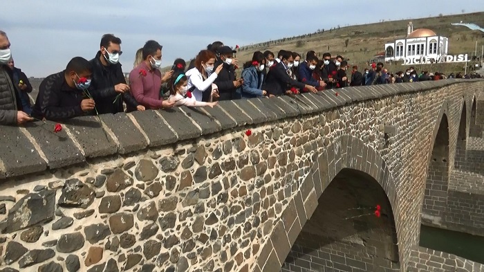 Yaşamını yitiren sağlıkçılar için Dicle Nehrine karanfil attılar!