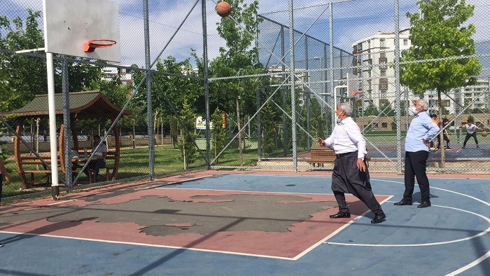 Diyarbakırlı dedeler basketbolda gençlere taş çıkardı!