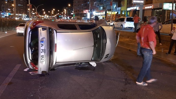 Diyarbakır'da kaza yapan araç yan yattı; 1 yaralı
