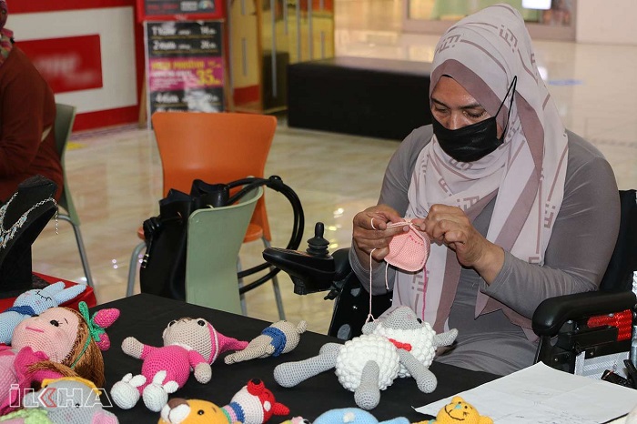 Video  Haber -Engelli kadın, yaptığı oyuncak bebekleri sergiledi