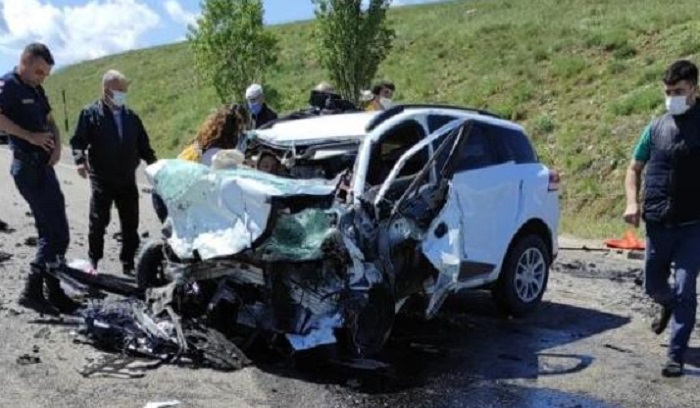 İki araç kafa kafaya çarpıştı: 9 ölü