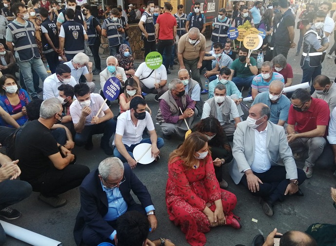 Video Haber - Diyarbakır Dil mitingine izin verilmeyince oturma eylemi yapıldı