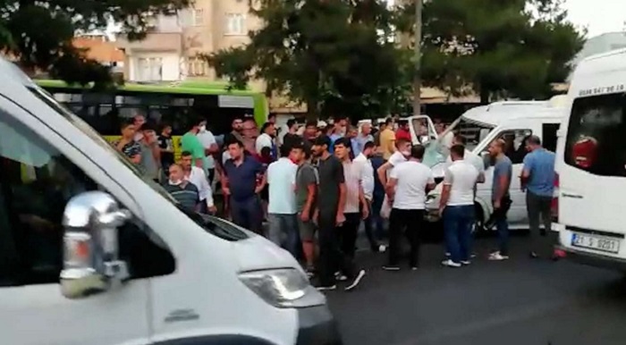 Video Haber - Minibüs refüje çarptı: 3 yaralı