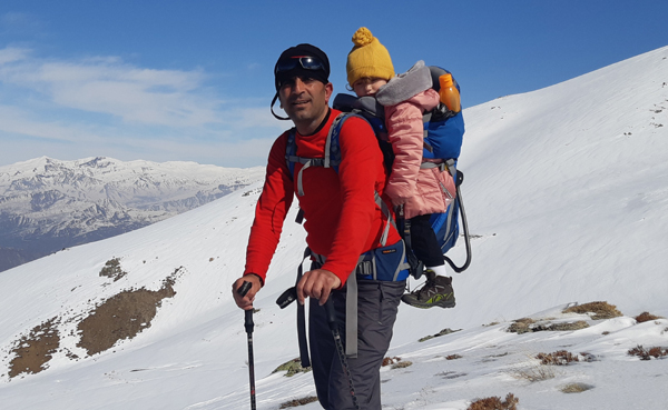 2,5 yaşındaki Lina anne ve babasıyla tırmanışa katıldı