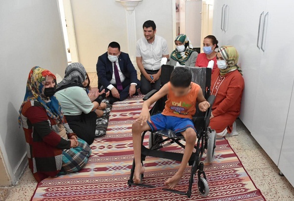 Beyoğlu’ndan epilepsi hastası çocuğa tekerlekli sandalye