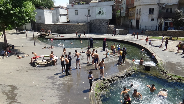 Serinlemek isteyen çocuklar Anzele Parkına akın etti