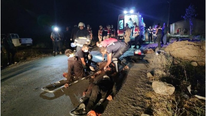 Mültecileri taşıyan minibüs şarampole devrildi: 12 ölüm, 20 yaralanma