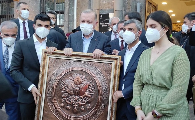 Özkılıç ailesinden Cumhurbaşkanı Erdoğan’a Ayetel Kürsi’li Osmanlı Tuğrası tablosu